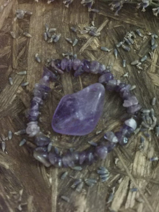 Amethyst Trommelstein und Amethyst Armband – Kristalle der LUMARAS Free Ground Ritualkerze