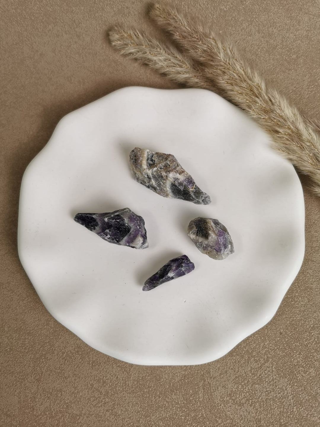 Amethyst Kristalle in Rohform – Geschenkidee Spiritualität, auf weißem Teller von oben