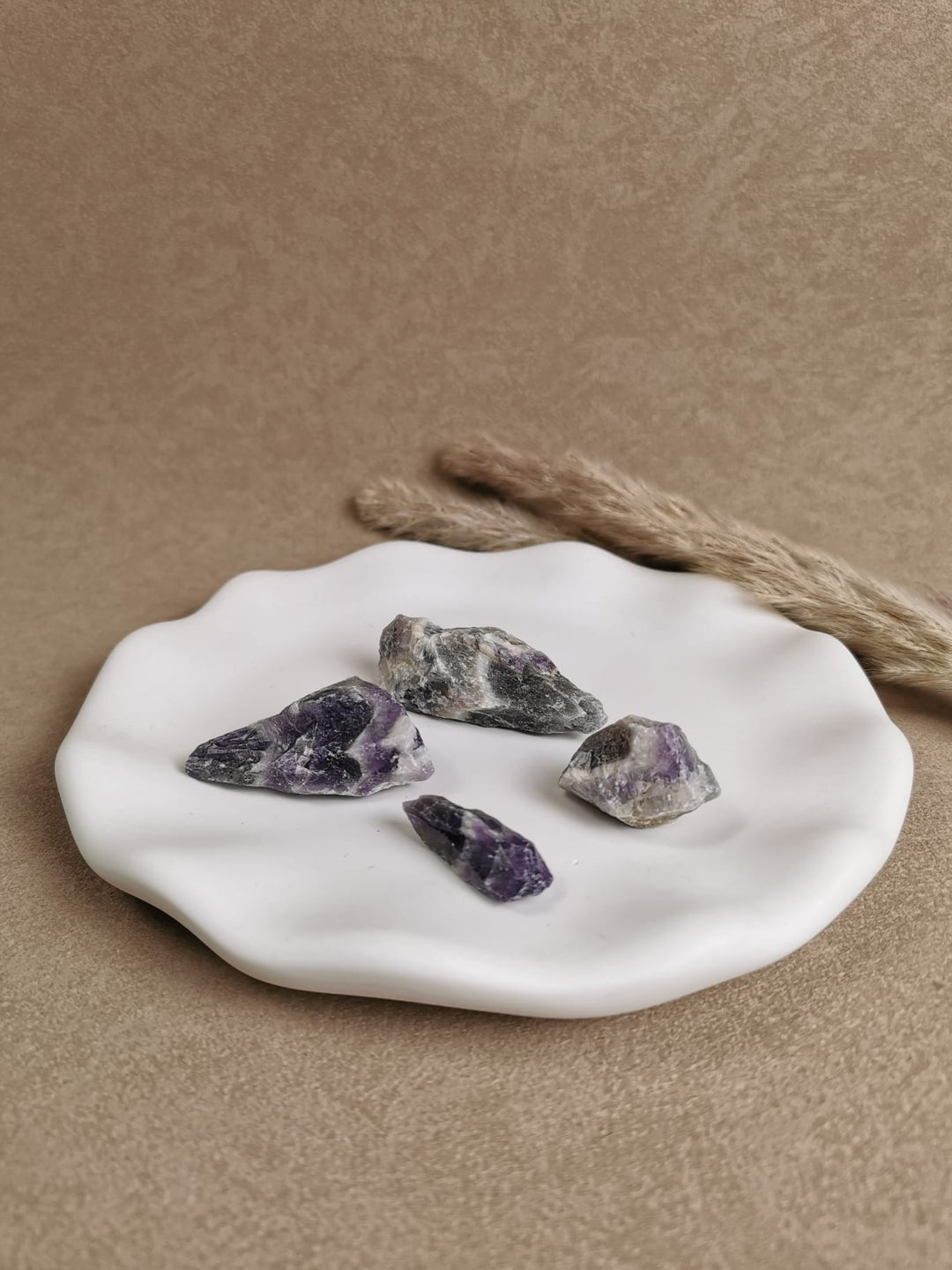 Amethyst Kristalle in Rohform – Geschenkidee Spiritualität, auf weißem Teller von vorne