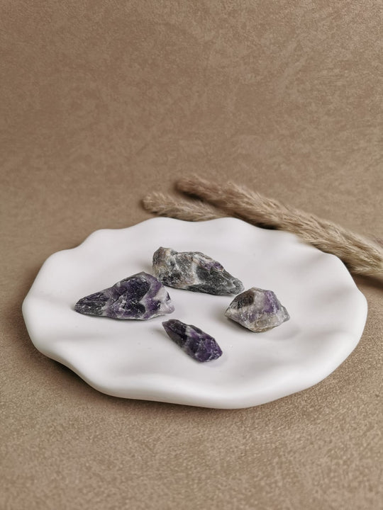 Amethyst Kristalle in Rohform – Geschenkidee Spiritualität, auf weißem Teller von vorne