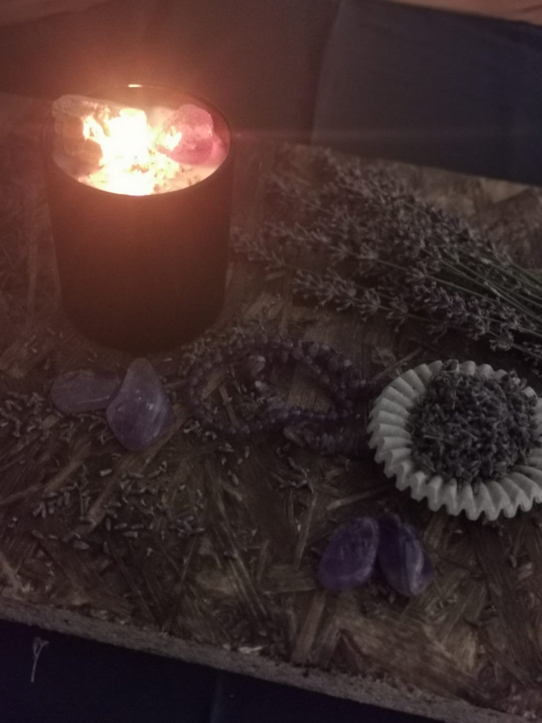 LUMARAS Free Ground Ritualkerze angezündet auf Holzbrett – spirituelle Kerze Sandelholz Lavendel