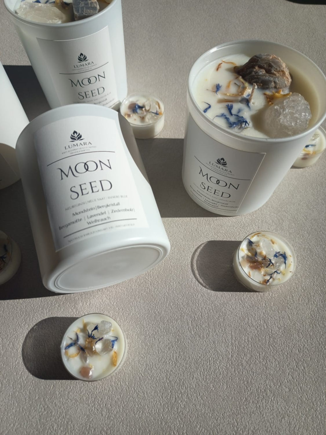 LUMARA Moon Seed Neumond Ritualkerze aus Sojawachs mit Mondstein, Bergkristall und botanischen Blüten für Neubeginn und Intention