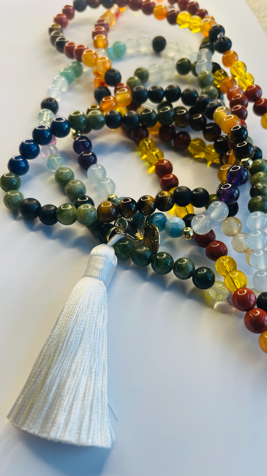 „Personalisierte Heilstein-Mala mit 216 Perlen und weißer Quaste – individuell abgestimmt nach Human Design von Katja Elsner“