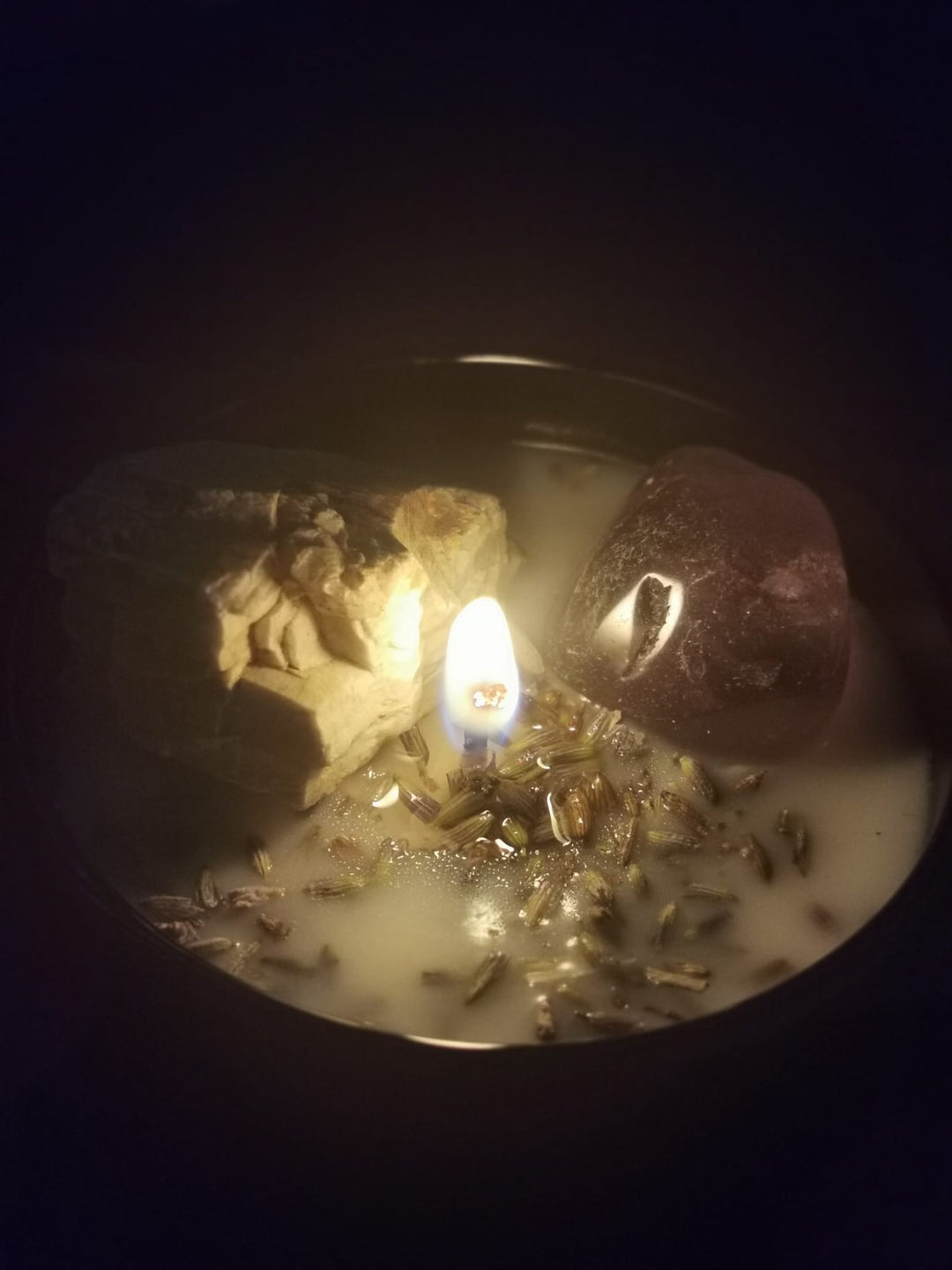 Free Ground Ritualkerze LUMARAS Nahaufnahme von oben – handgegossene Sojawachskerze mit Amethyst
