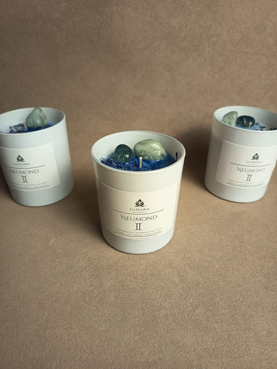 Lumara Neumond im Zwilling – Ritualkerze mit Aquamarin, Fluorit, Bergkristall &amp; Kornblume | handgegossen