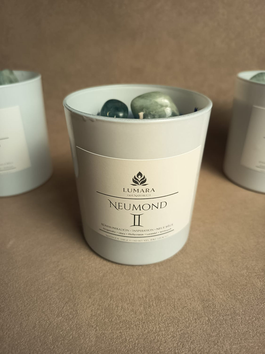 Lumara Neumond im Zwilling – Ritualkerze mit Aquamarin, Fluorit, Bergkristall &amp; Kornblume | handgegossen