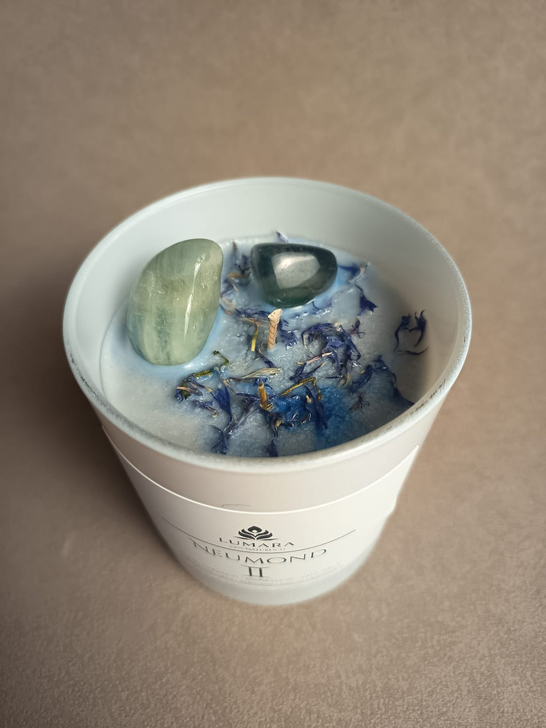 Lumara Neumond im Zwilling – Ritualkerze mit Aquamarin, Fluorit, Bergkristall &amp; Kornblume | handgegossen