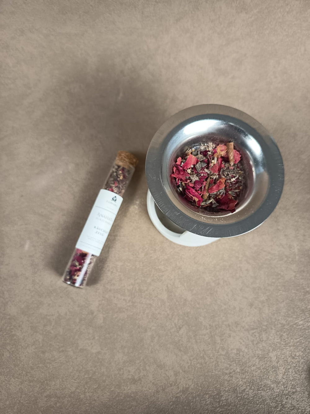 „Naturreines Anahata Herzchakra Räucherwerk im Glasröhrchen mit Korken – handverlesene Kräuter und Blüten für Meditation und Rituale“