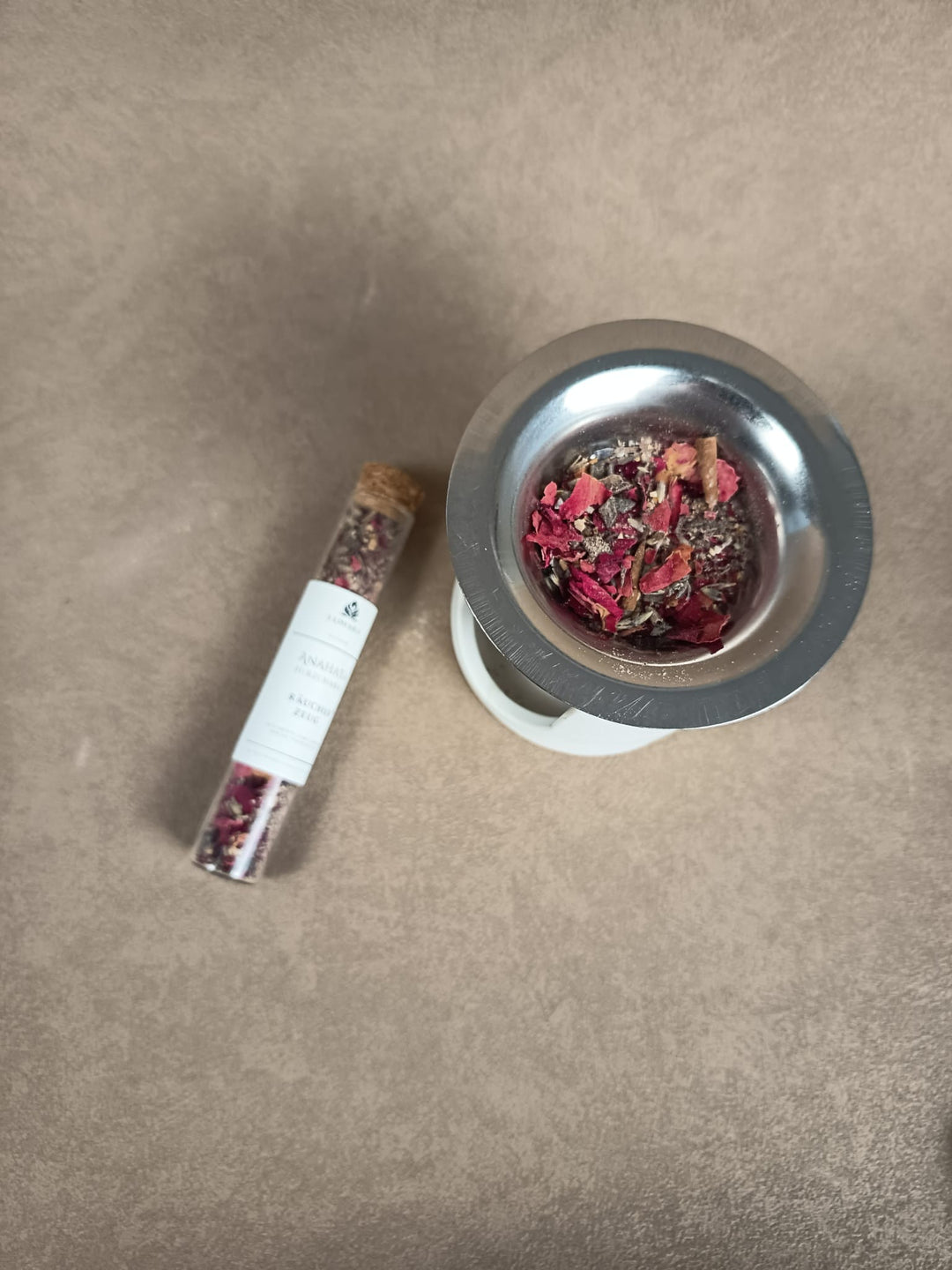 „Naturreines Anahata Herzchakra Räucherwerk im Glasröhrchen mit Korken – handverlesene Kräuter und Blüten für Meditation und Rituale“