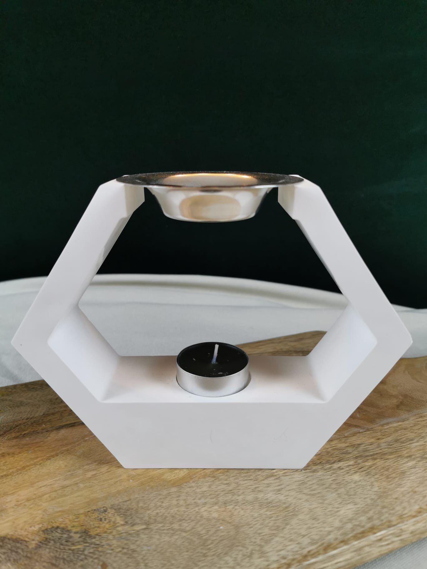 Aromalampe Hexagon aus Gipsbeton – handgefertigter Duftölbrenner in modernem Design