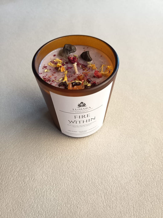 Handgegossene Fire Within Beltane Ritualkerze mit Karneol, Schutzstein und floralen Botanicals