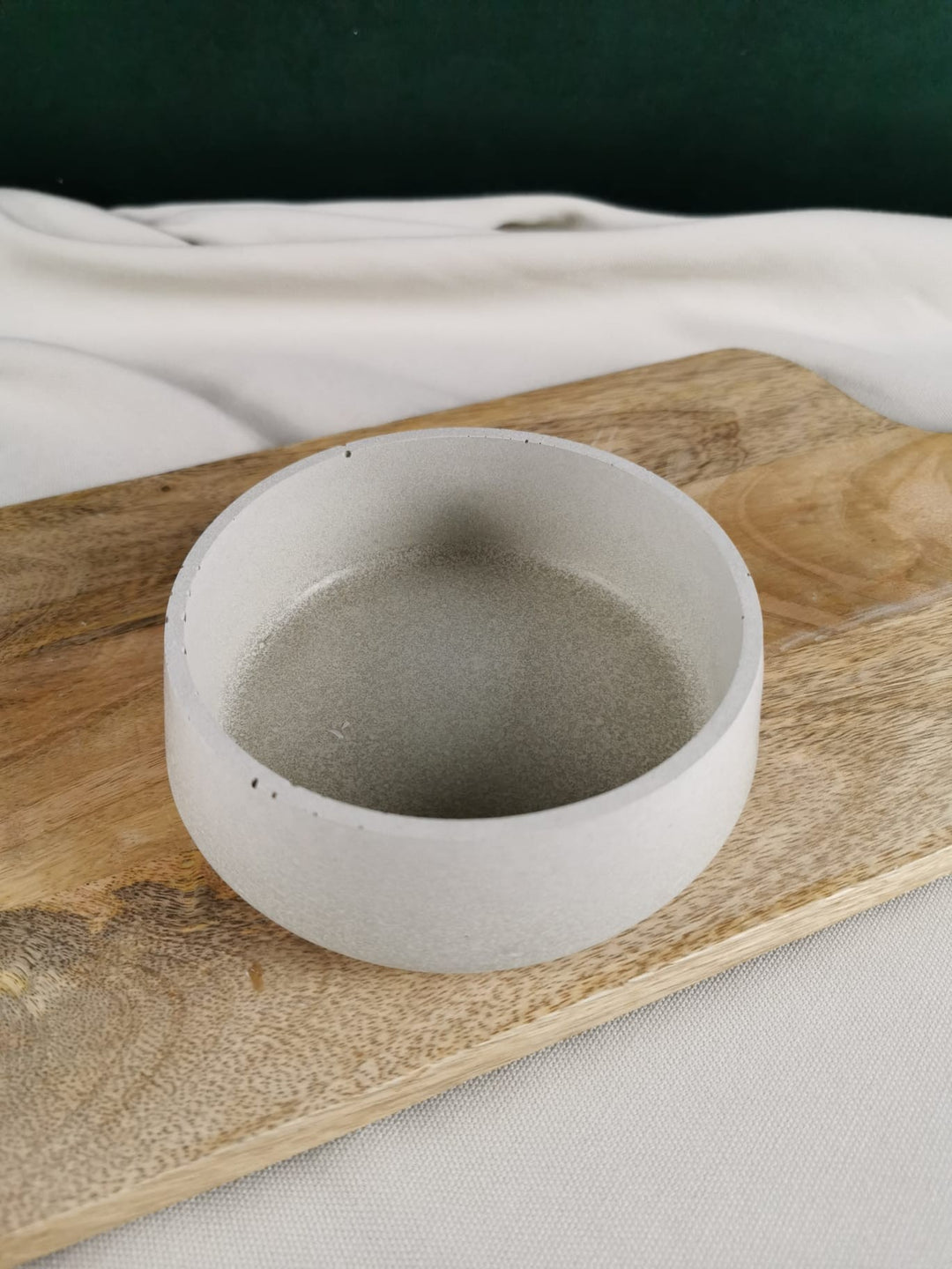 „Handgefertigte runde Betonschale in modernem, minimalistischem Design – dekorative Schale aus hochwertigem Beton für Wohnaccessoires, Schmuck oder Kerzen.“