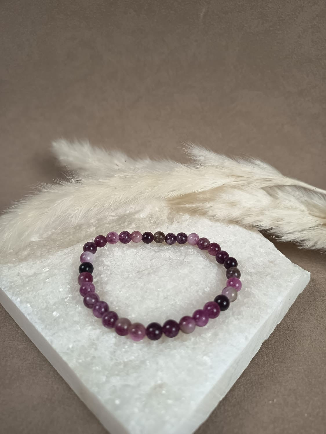 Lumara Bunter Turmalin Armband 6 mm auf weißem Kristallsockel – Heilsteinarmband für Balance, Herzheilung und Selbstliebe