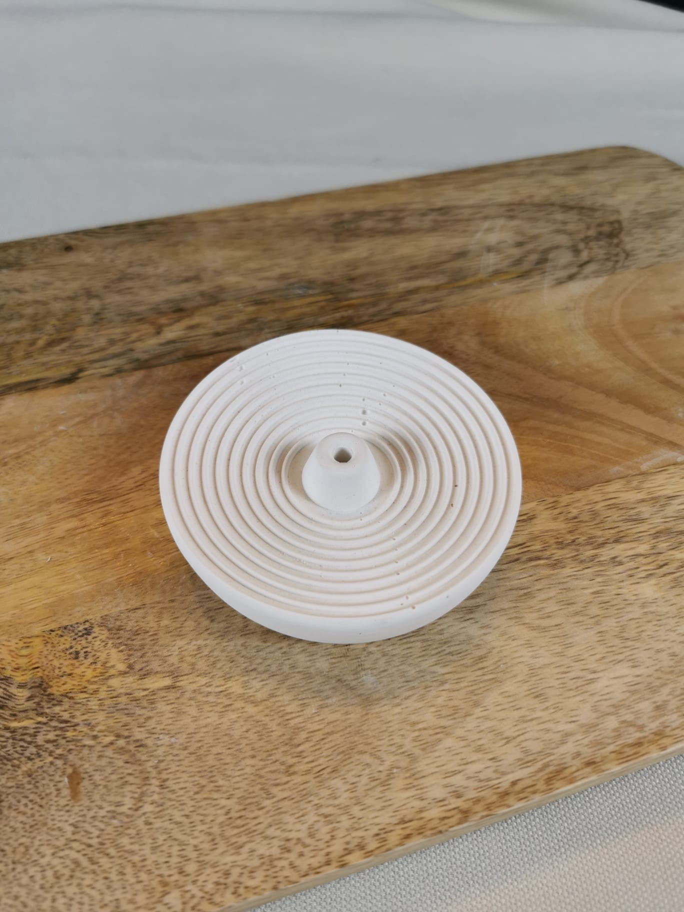 Weißer Diffusorstein und Räucherstäbchenhalter im Zen-Design – handgemacht