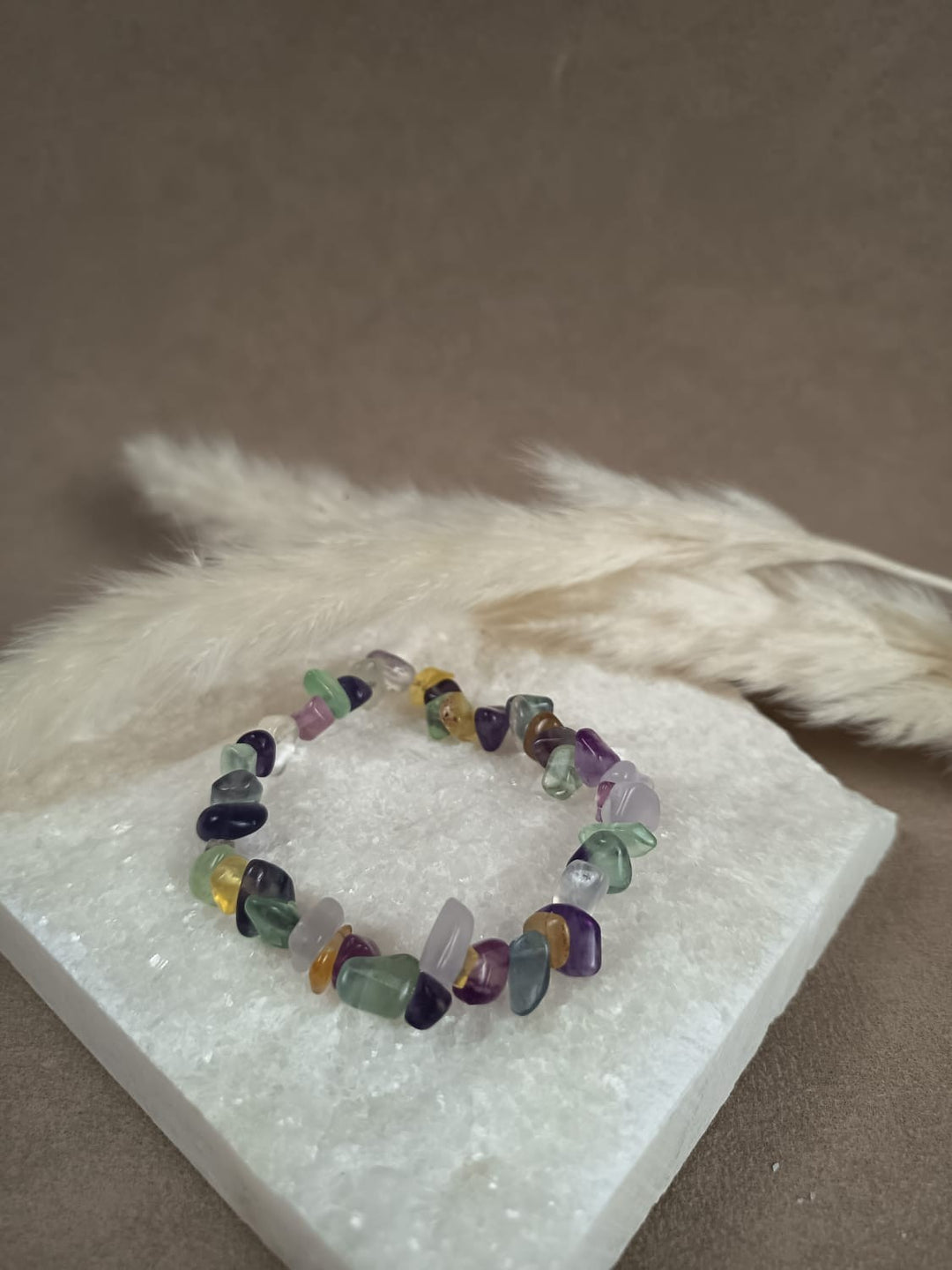 Handgemachtes Fluorit Splitter Armband – spiritueller Edelsteinschmuck für Klarheit, Fokus und energetische Balance von Lumara