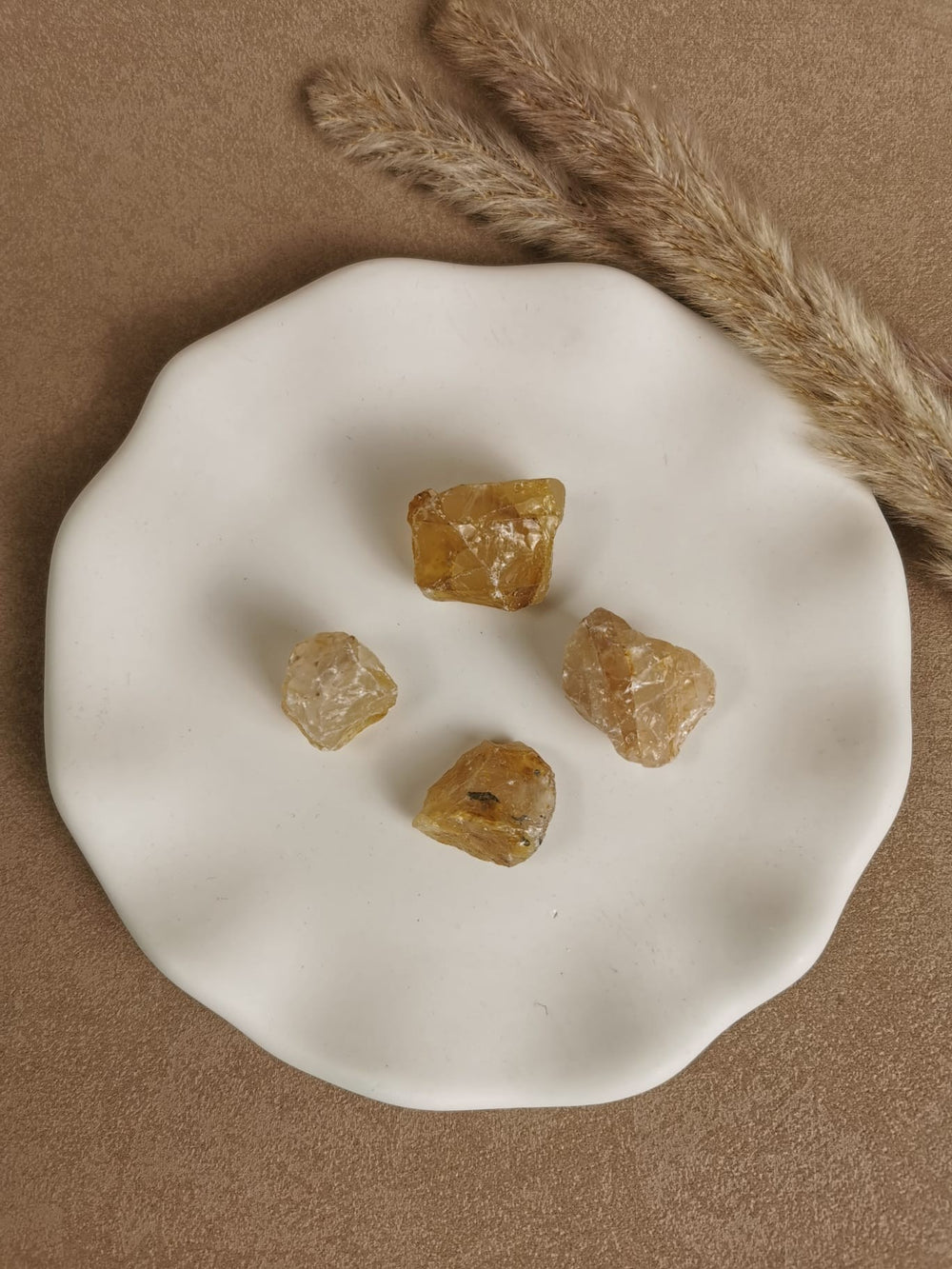 Goldener Quarz Rohstein – kraftvoller Heilstein für Fülle, Selbstvertrauen und innere Strahlkraft, auf weißem Teller von oben