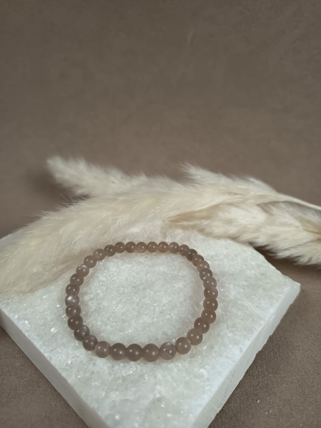 Handgemachtes Armband aus grauem Mondstein mit 6 mm Perlen auf hellem Naturstein, spiritueller Schmuck von LUMARA