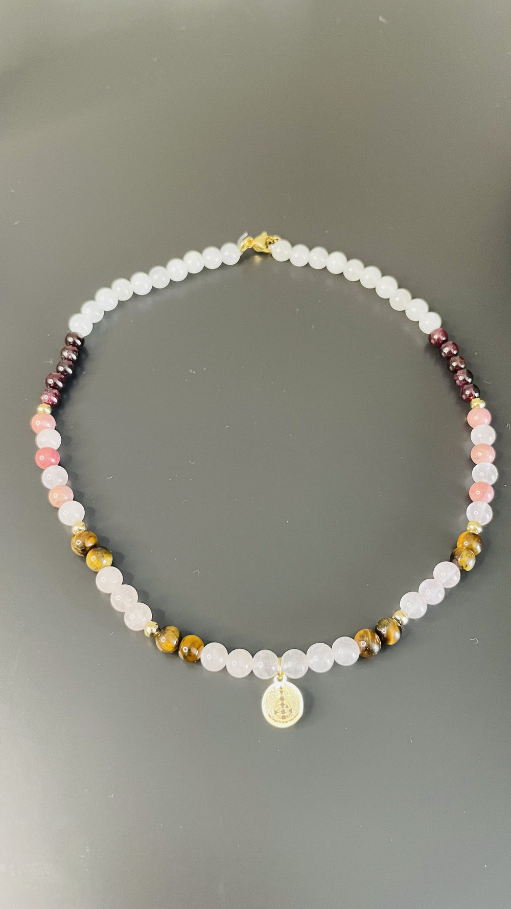 „Zarte Halskette mit Heilsteinen und goldenem Anhänger – spiritueller Schmuck“