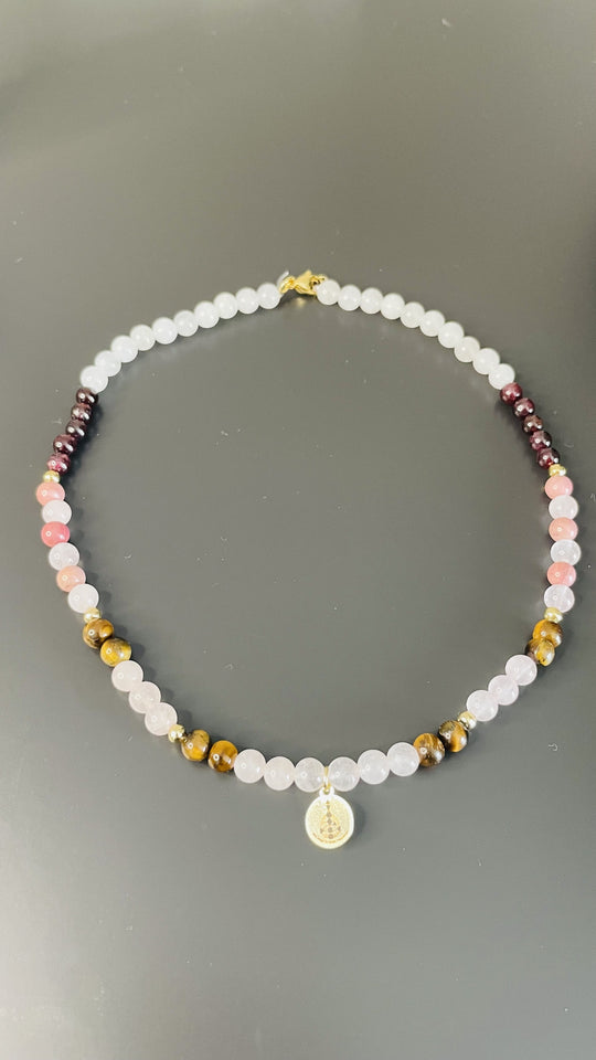 „Zarte Halskette mit Heilsteinen und goldenem Anhänger – spiritueller Schmuck“