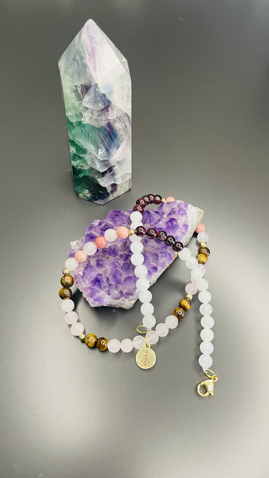 „Zarte Halskette mit Heilsteinen und goldenem Anhänger – spiritueller Schmuck“