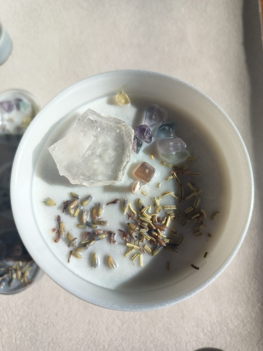 LUMARA Clear Intent Neumond Ritualkerze aus Sojawachs mit Fluorit, Bergkristall und botanischen Akzenten für Klarheit, Fokus und innere Ausrichtung