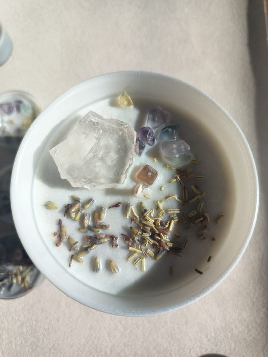 LUMARA Clear Intent Neumond Ritualkerze aus Sojawachs mit Fluorit, Bergkristall und botanischen Akzenten für Klarheit, Fokus und innere Ausrichtung