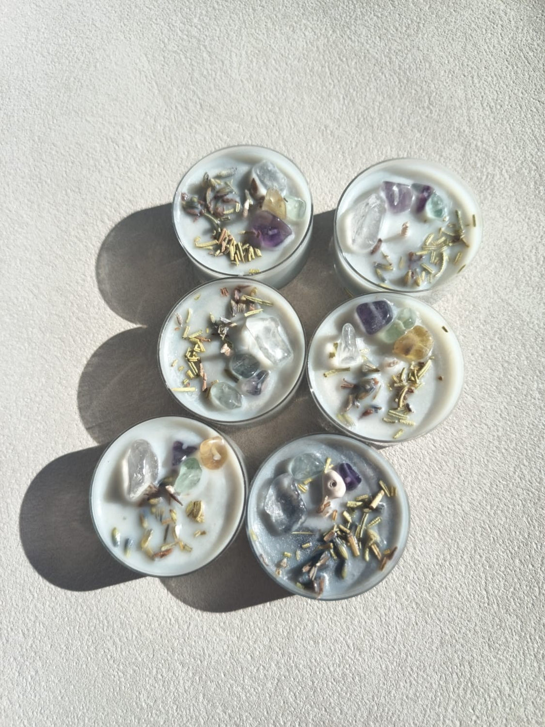 LUMARA Clear Intent Neumond Ritualkerze aus Sojawachs mit Fluorit, Bergkristall und botanischen Akzenten für Klarheit, Fokus und innere Ausrichtung