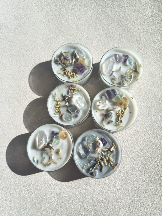 LUMARA Clear Intent Neumond Ritualkerze aus Sojawachs mit Fluorit, Bergkristall und botanischen Akzenten für Klarheit, Fokus und innere Ausrichtung