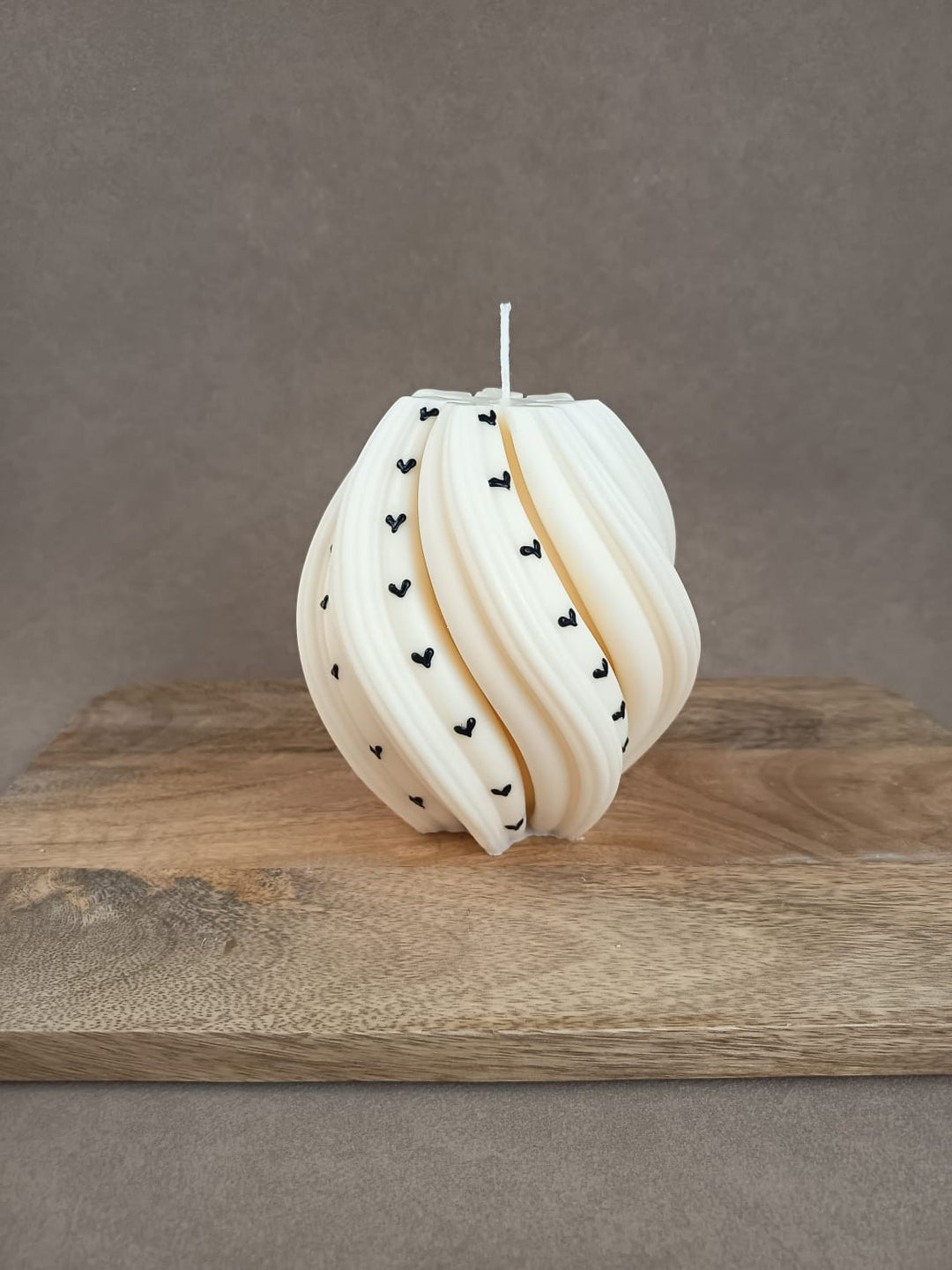 „SWIRL Skulpturkerze von LUMARA aus Rapswachs mit Herzdetails“