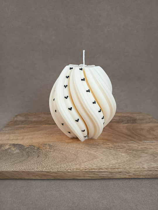 „SWIRL Skulpturkerze von LUMARA aus Rapswachs mit Herzdetails“