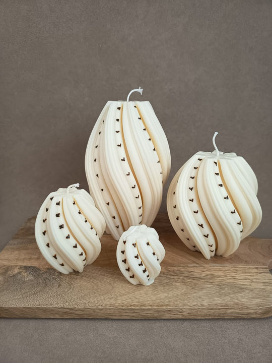Handgemachte Designkerze mit Wellenstruktur und goldenen Herzdetails von LUMARA – elegante Dekokerze als Geschenk