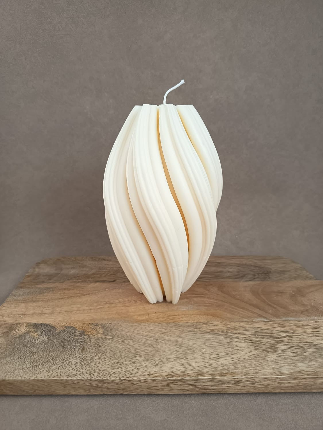LUMARA SWIRL Kerze XL ohne Farbe – handgemachte Skulpturkerze aus Rapswachs