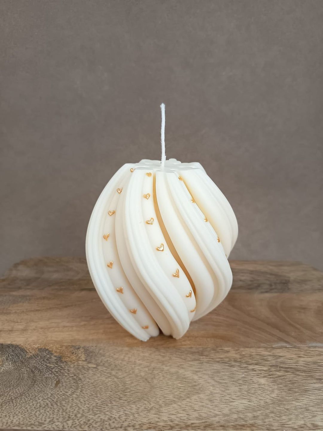 „SWIRL Skulpturkerze von LUMARA aus Rapswachs mit Herzdetails“