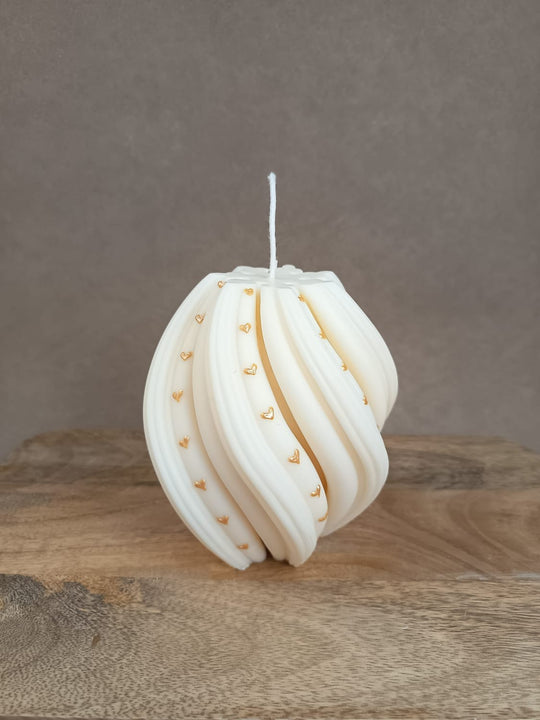 „SWIRL Skulpturkerze von LUMARA aus Rapswachs mit Herzdetails“