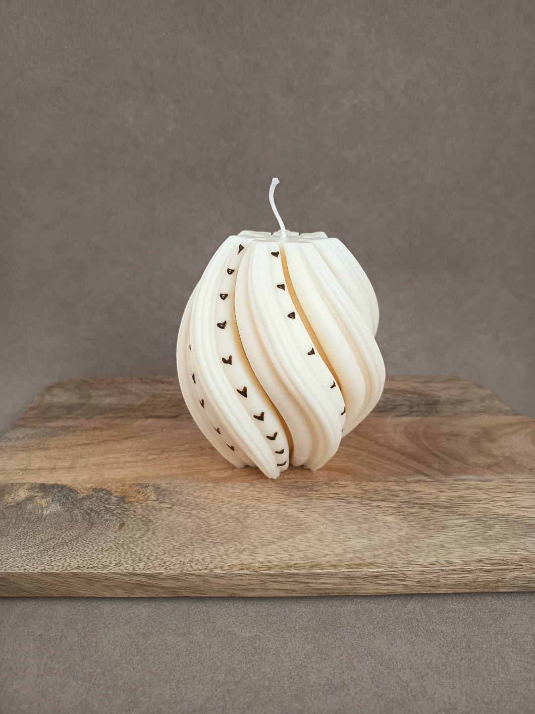 „SWIRL Skulpturkerze von LUMARA aus Rapswachs mit Herzdetails“