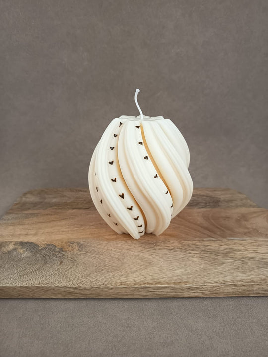 „SWIRL Skulpturkerze von LUMARA aus Rapswachs mit Herzdetails“