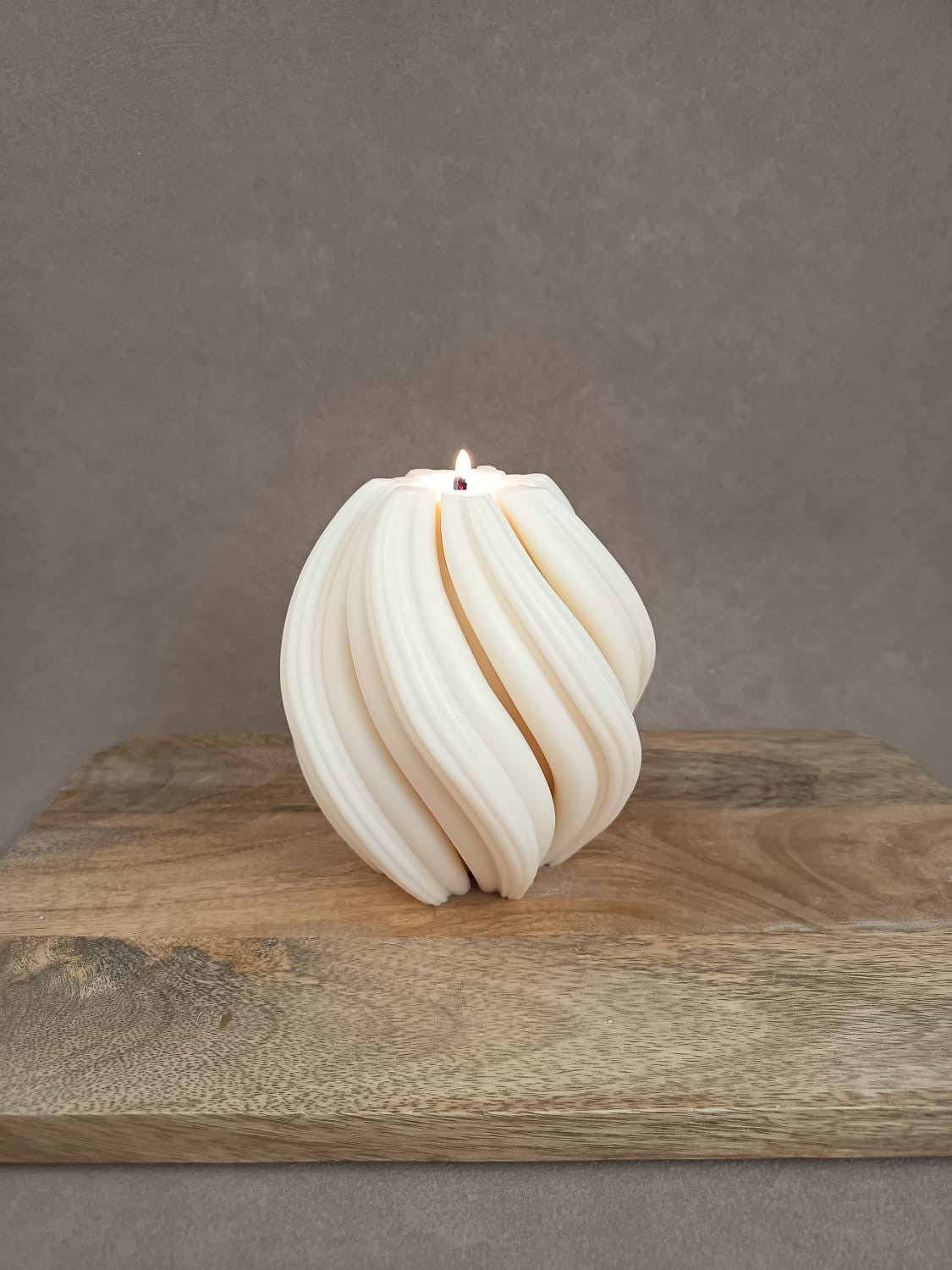 „SWIRL Skulpturkerze von LUMARA aus Rapswachs mit Herzdetails“