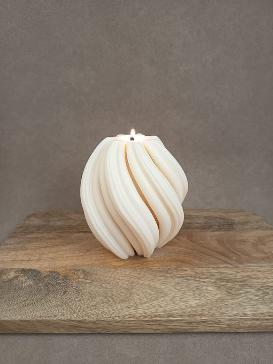 „SWIRL Skulpturkerze von LUMARA aus Rapswachs mit Herzdetails“