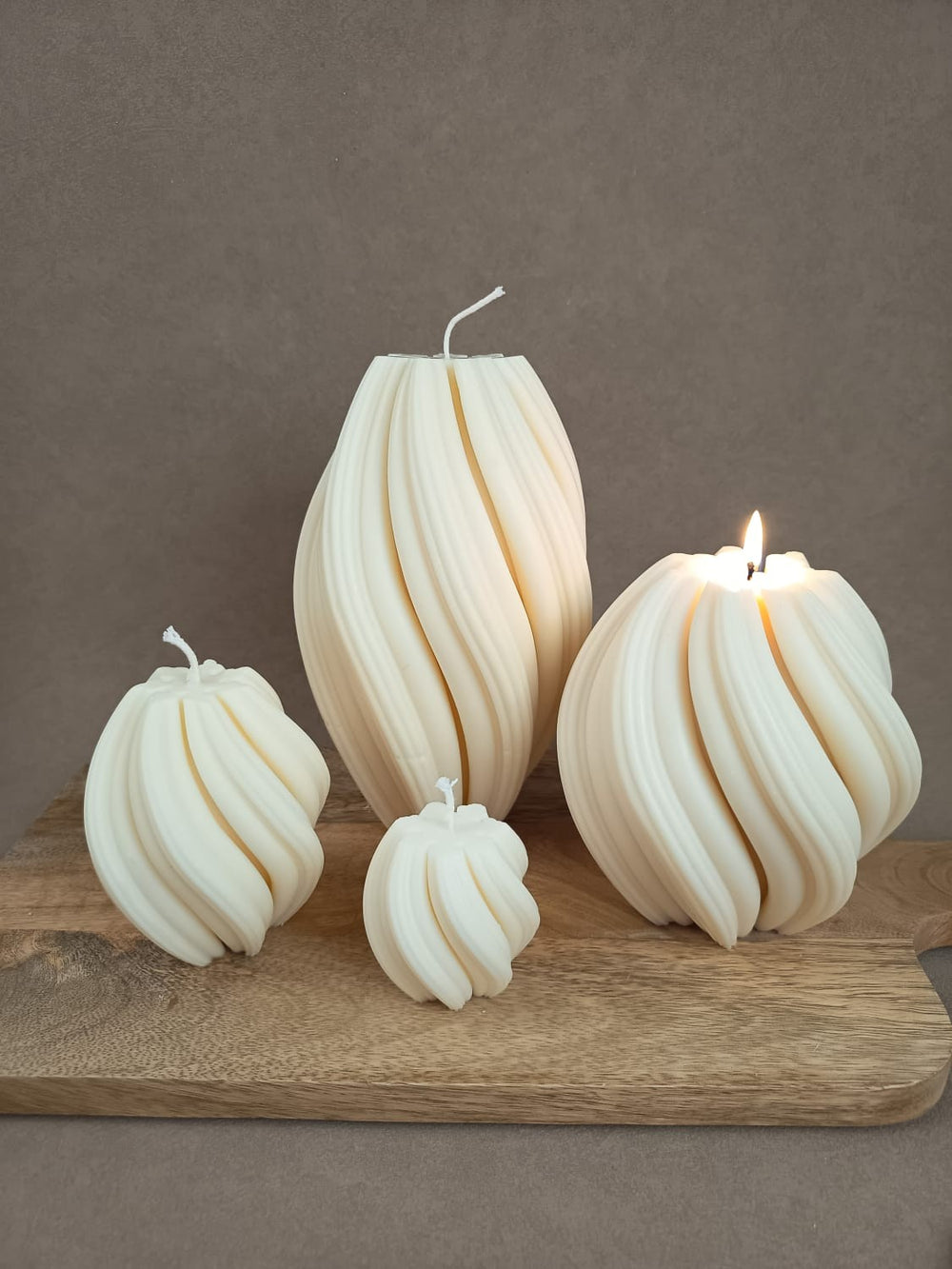 Handgemachte Designkerze mit Wellenstruktur und goldenen Herzdetails von LUMARA – elegante Dekokerze als Geschenk