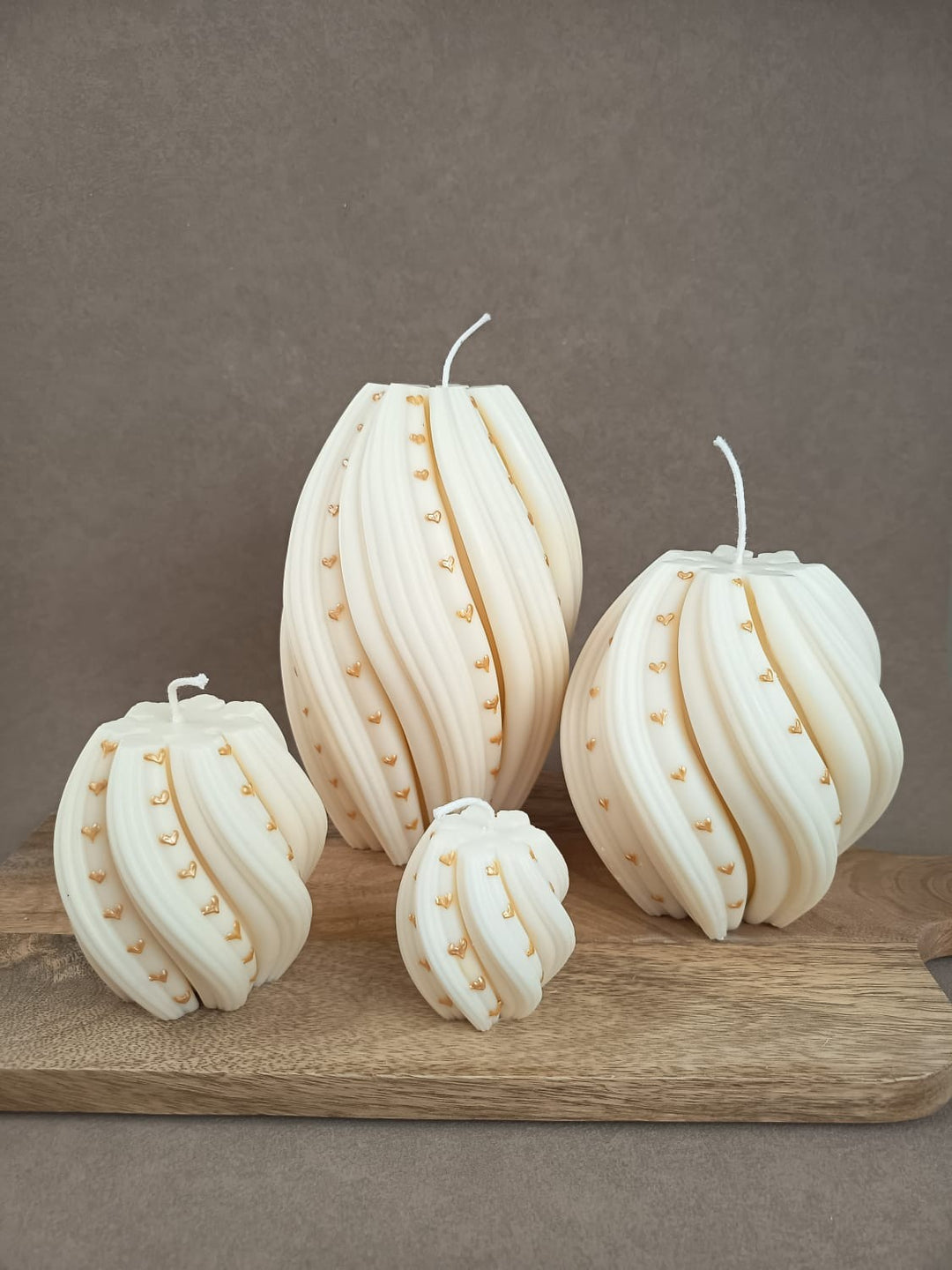 Handgemachte Designkerze mit Wellenstruktur und goldenen Herzdetails von LUMARA – elegante Dekokerze als Geschenk