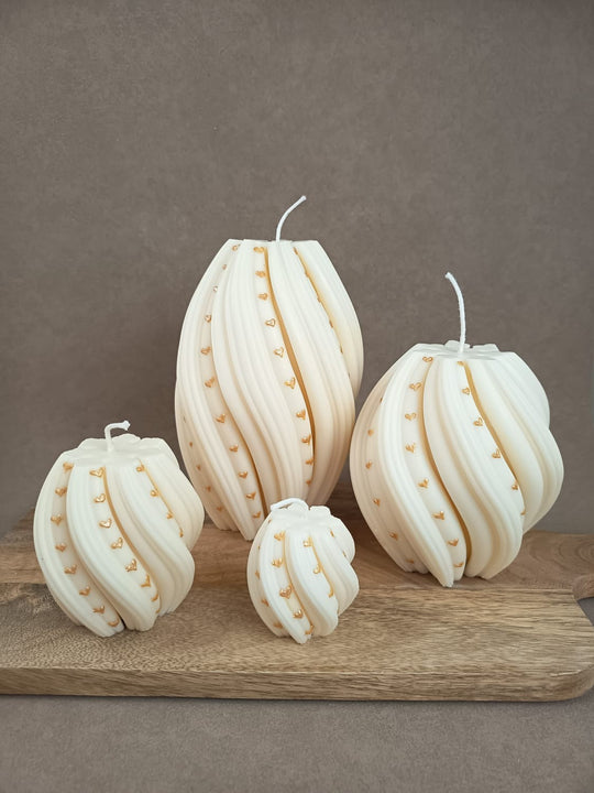 Handgemachte Designkerze mit Wellenstruktur und goldenen Herzdetails von LUMARA – elegante Dekokerze als Geschenk