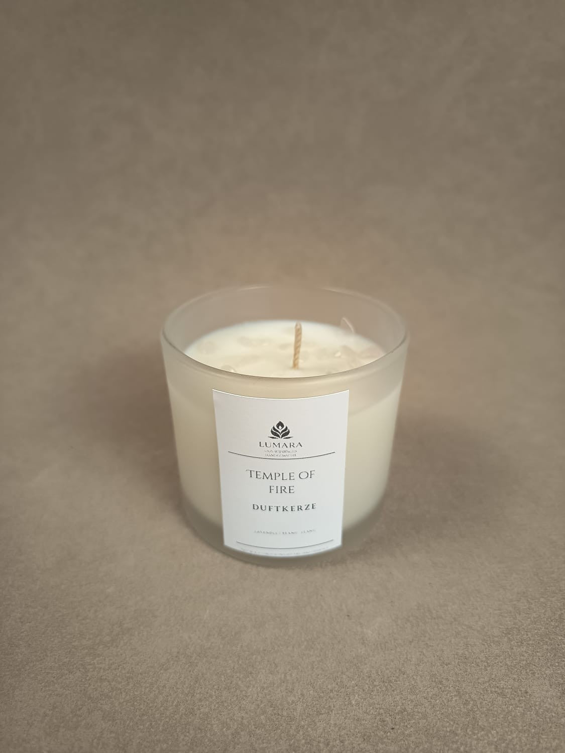 Handgemachte Duftkerze „Temple of Fire“ von LUMARA. Vegan, nachhaltig & ideal für Rituale, Meditation und bewusste Momente.