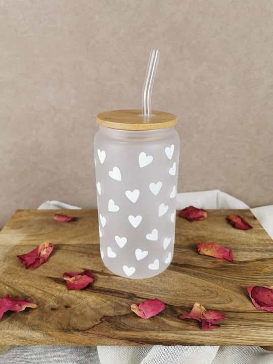 „Glasbecher mit weißen Herzen, Bambusdeckel und Glasstrohhalm – Heart Glass Cup von LUMARA“