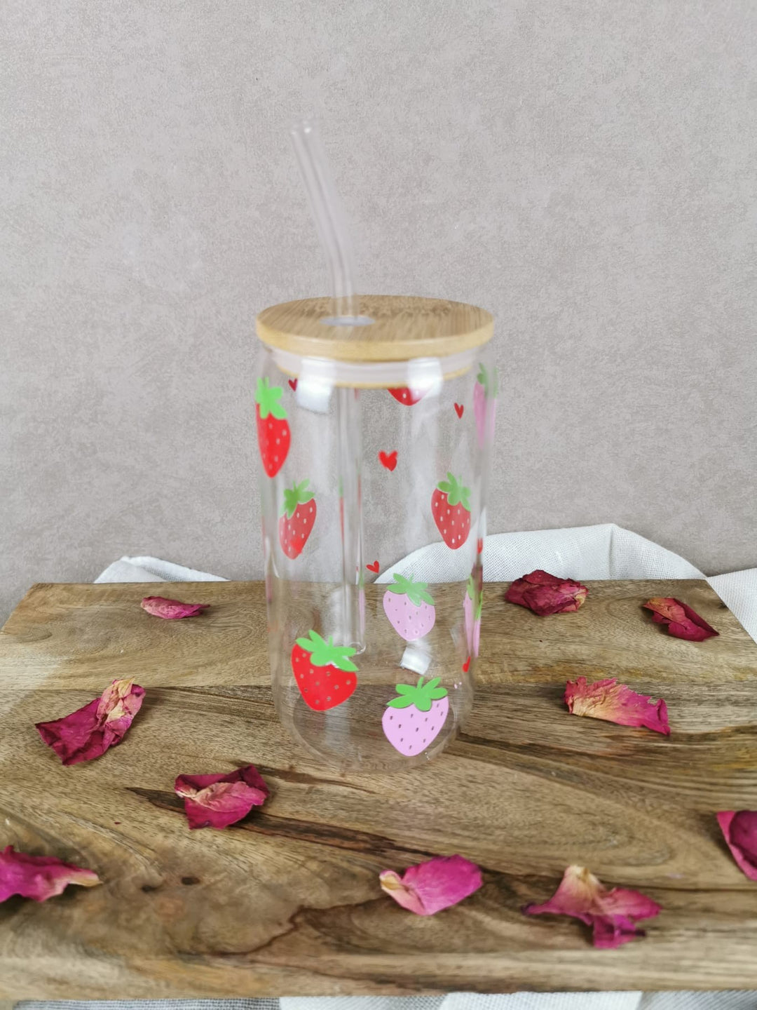„Glasbecher mit Erdbeeren, Bambusdeckel und Glasstrohhalm – Heart Glass Cup von LUMARA“