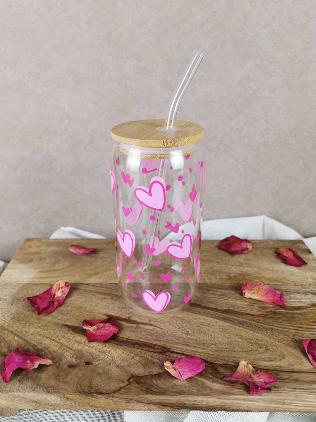 „Glasbecher mit rosa/pinken Herzen, Bambusdeckel und Glasstrohhalm – Heart Glass Cup von LUMARA“