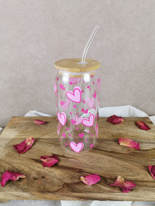 „Glasbecher mit rosa/pinken Herzen, Bambusdeckel und Glasstrohhalm – Heart Glass Cup von LUMARA“