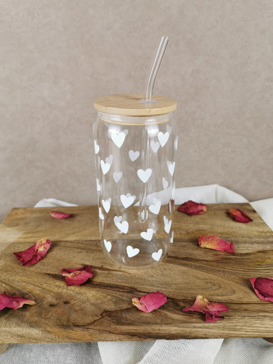 „Glasbecher mit weißen Herzen, Bambusdeckel und Glasstrohhalm – Heart Glass Cup von LUMARA“