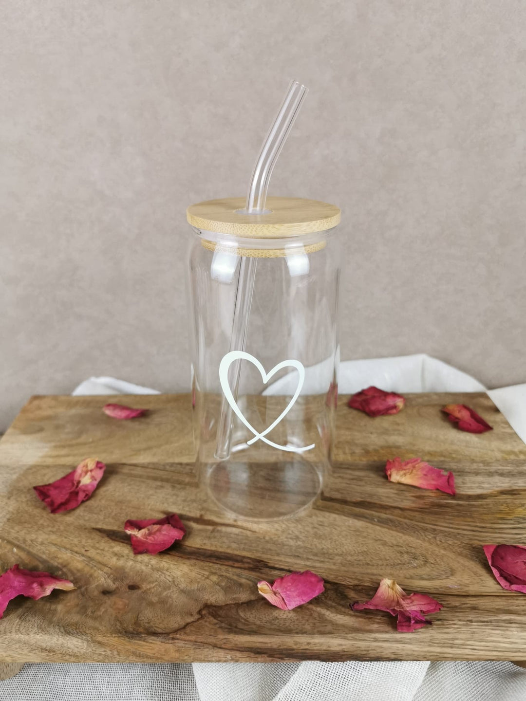 „Glasbecher mit weißen Herzen, Bambusdeckel und Glasstrohhalm – Heart Glass Cup von LUMARA“