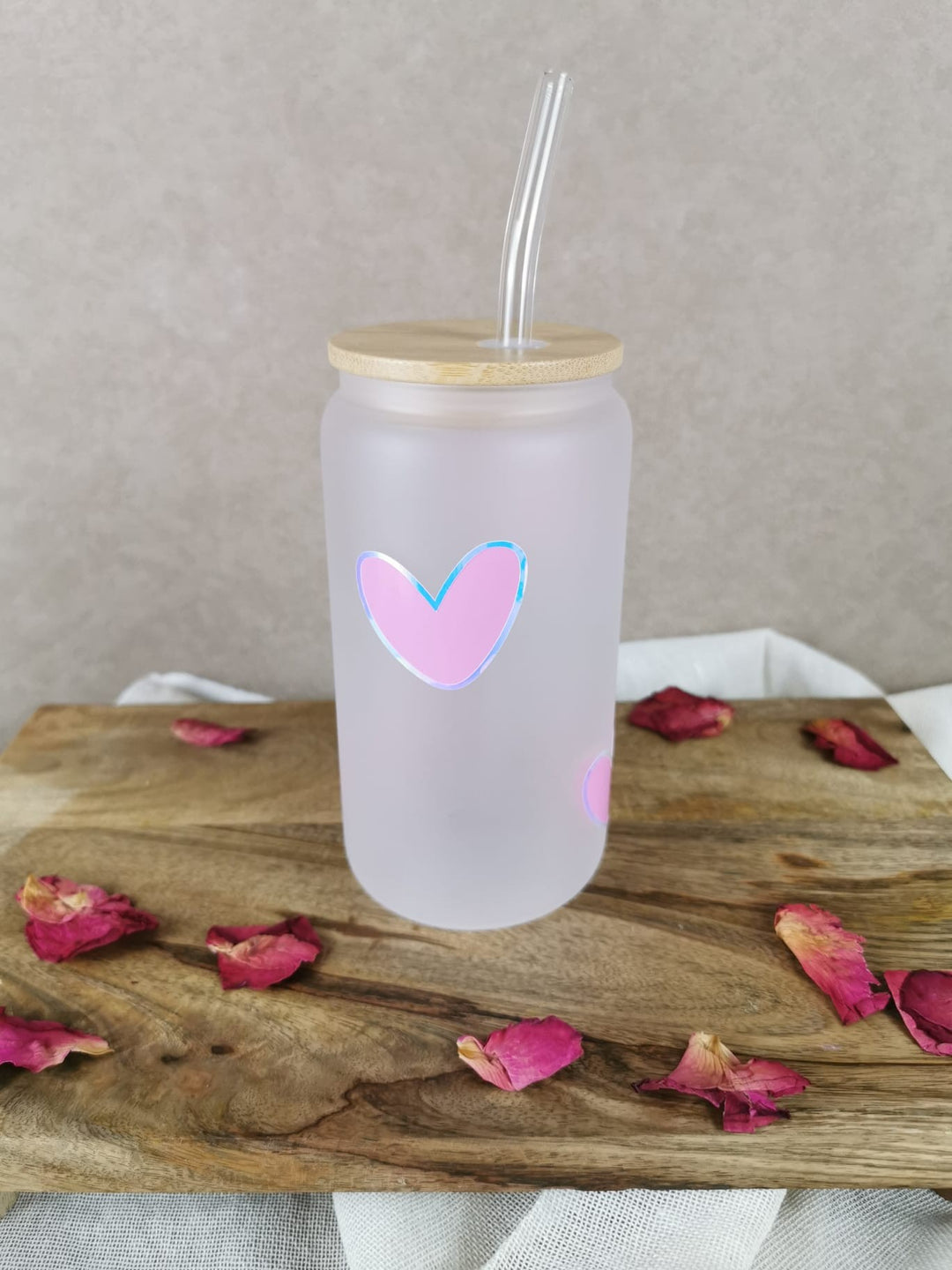 „Glasbecher mit Rosa Herzen, Bambusdeckel und Glasstrohhalm – Heart Glass Cup von LUMARA“