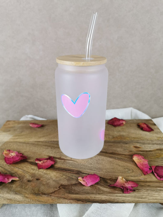 „Glasbecher mit Rosa Herzen, Bambusdeckel und Glasstrohhalm – Heart Glass Cup von LUMARA“